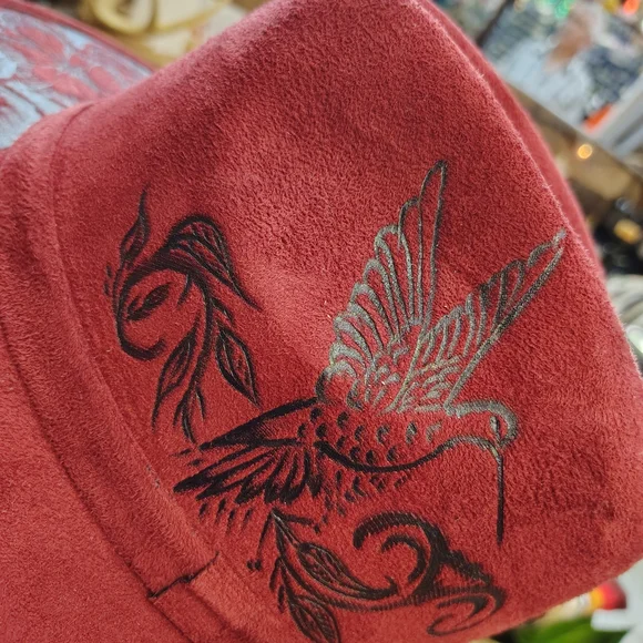 Elegant Red Hat with Floral and Bird Embroidery - Picture 2 of 3